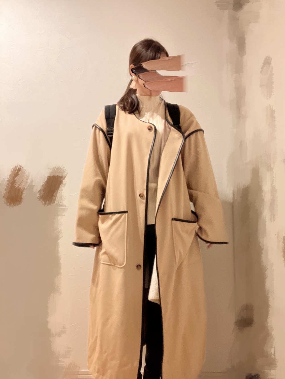 ホワイト系のニット/セーター、ブラック系のデニムパンツを着用したレディースの秋コーディネートの2枚目の写真