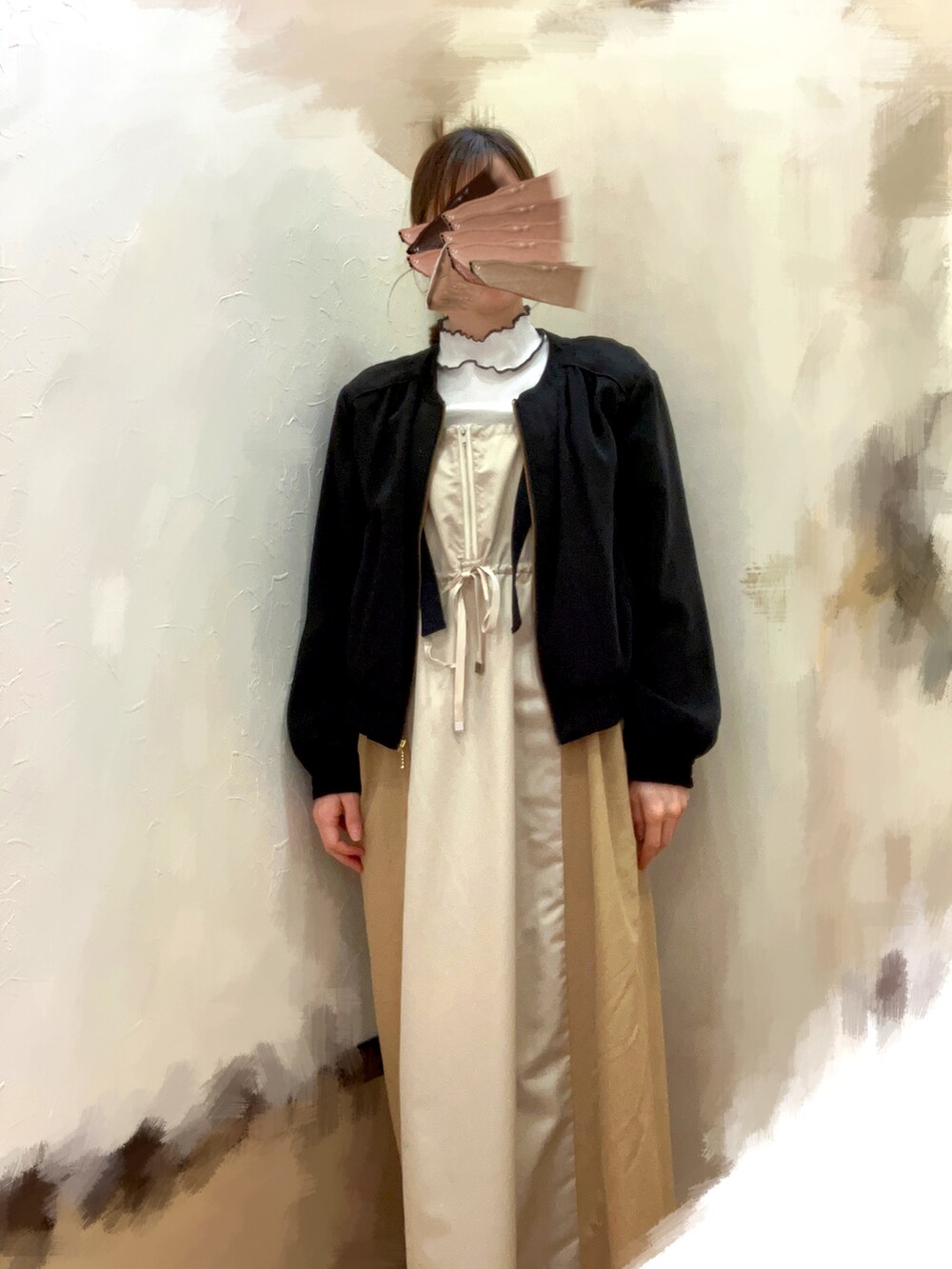 ベージュ系のジャンパースカート、ホワイト系のTシャツ/カットソー、ベージュ系のヘアゴムを着用したレディースの春コーディネートの2枚目の写真