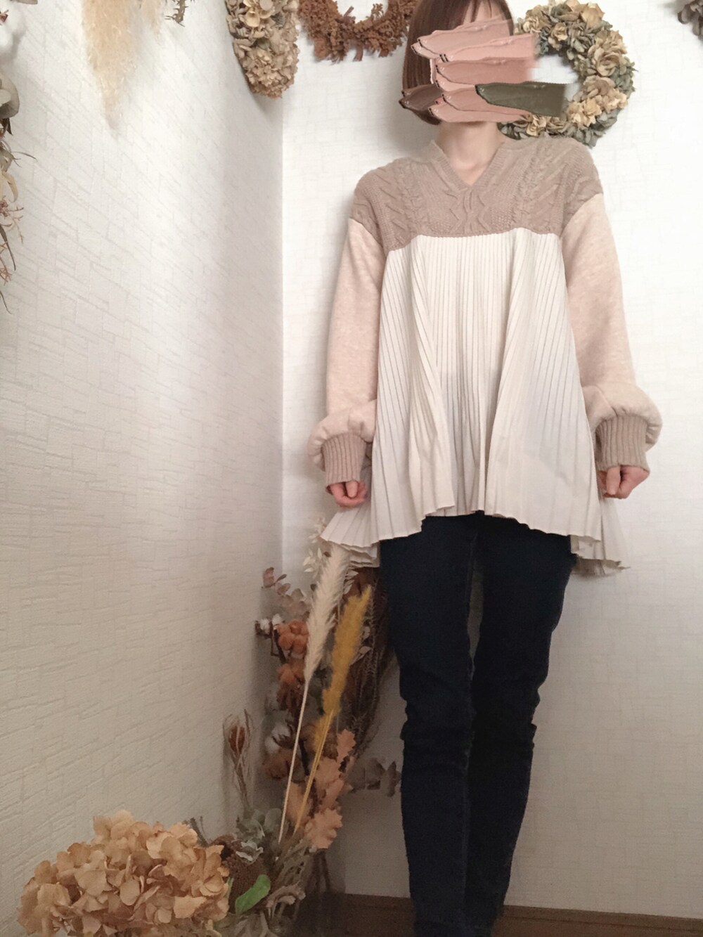 ベージュ系のトップス、ブラック系のデニムパンツを着用したレディースの春コーディネートの2枚目の写真