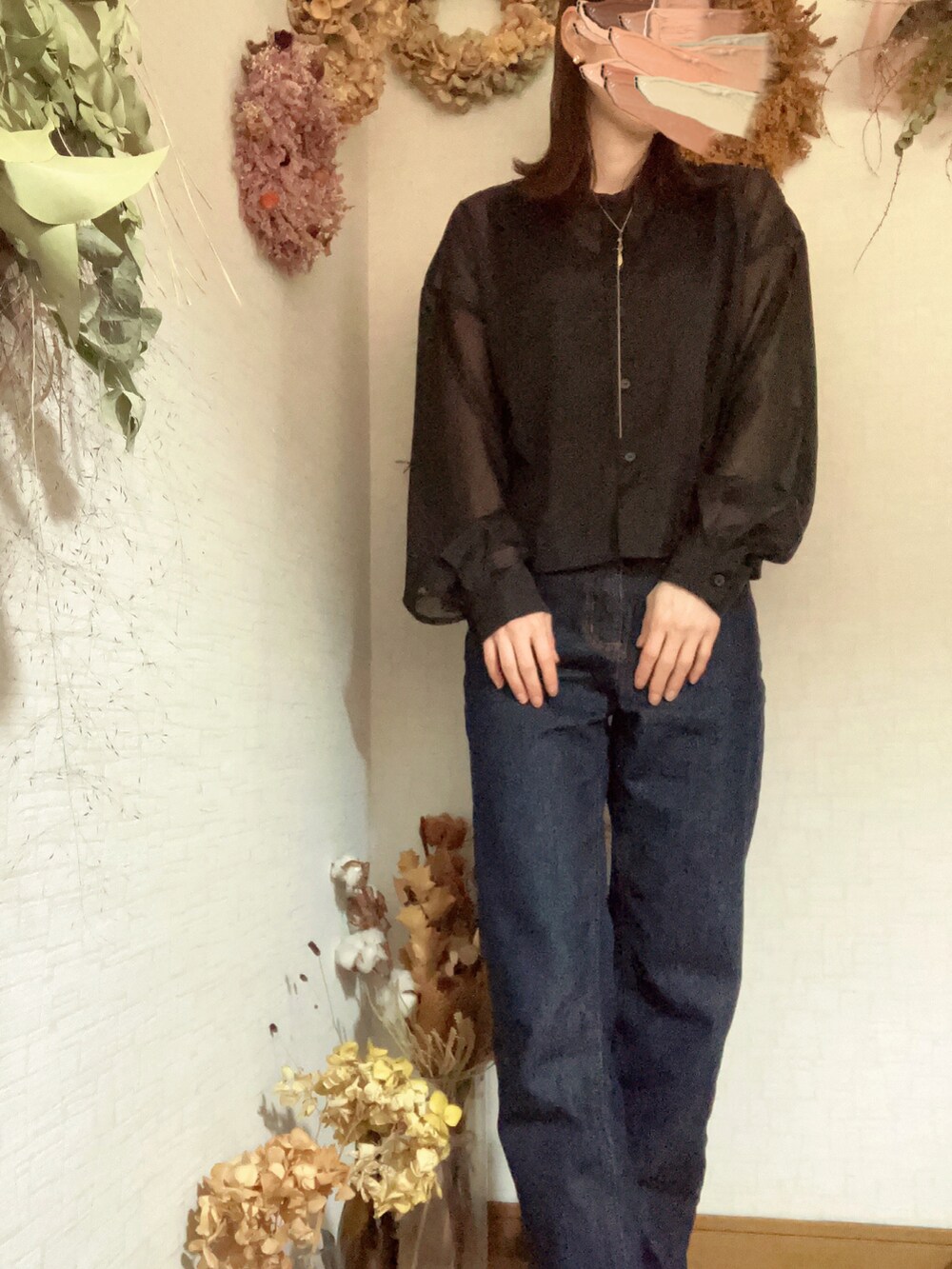 ブラック系のシャツ/ブラウス、ブルー系のデニムパンツ、ゴールド系のピアス（両耳用）を着用したレディースの春コーディネートの2枚目の写真