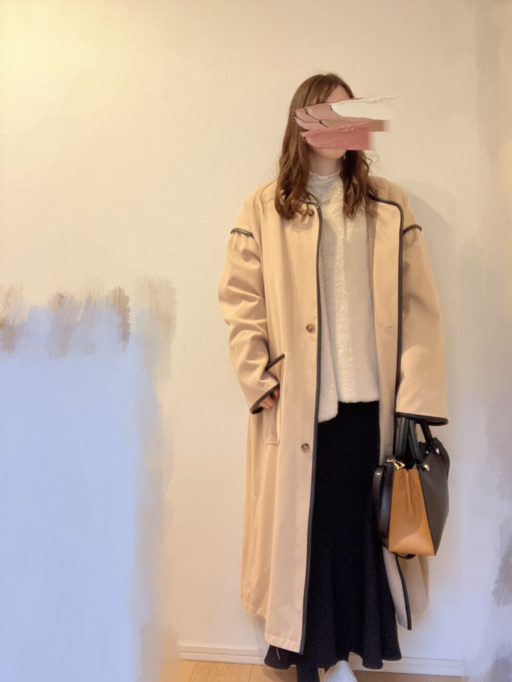 ブラック系のスカート、ホワイト系のシャツ/ブラウス、ブラウン系のエコバッグ/サブバッグを着用したレディースの冬コーディネートの2枚目の写真