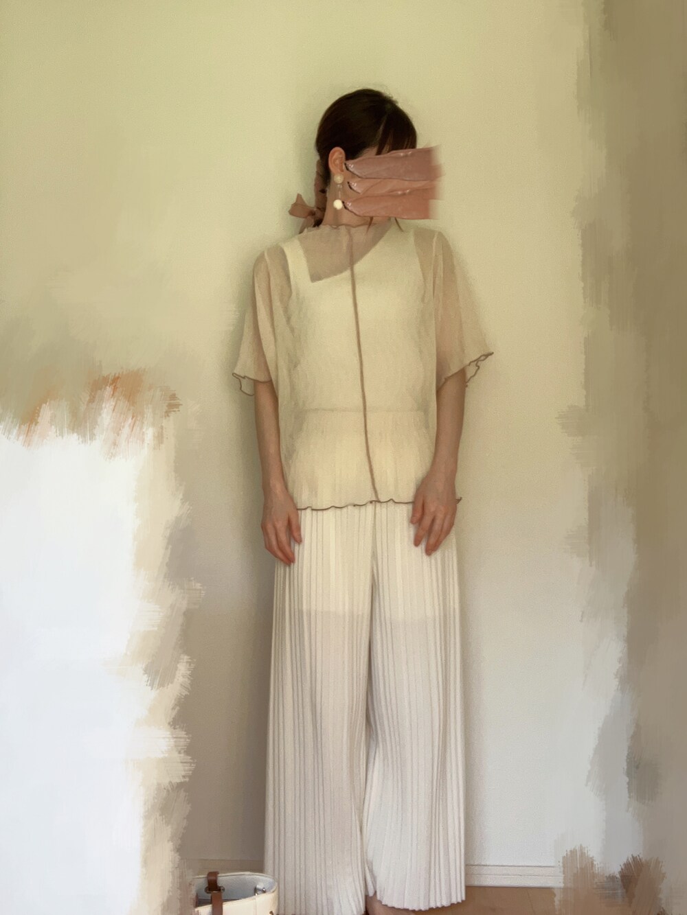 ブラウン系のベスト、ホワイト系のその他パンツ、ホワイト系のTシャツ/カットソーを着用したレディースの夏コーディネートの2枚目の写真