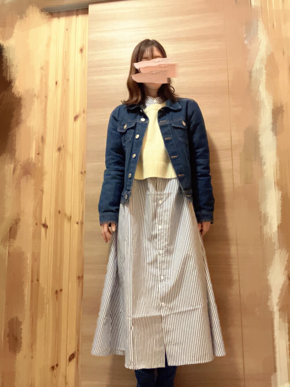 ブルー系のシャツワンピース、ホワイト系のニット/セーター、ブルー系のデニムパンツを着用したレディースの春コーディネートの2枚目の写真