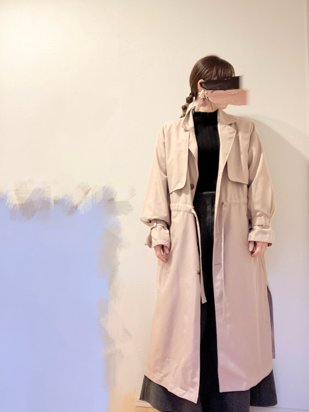 ブラック系のニット/セーター、ホワイト系のカーディガン/ボレロ、グレー系のスカートを着用したレディースの冬コーディネートの2枚目の写真