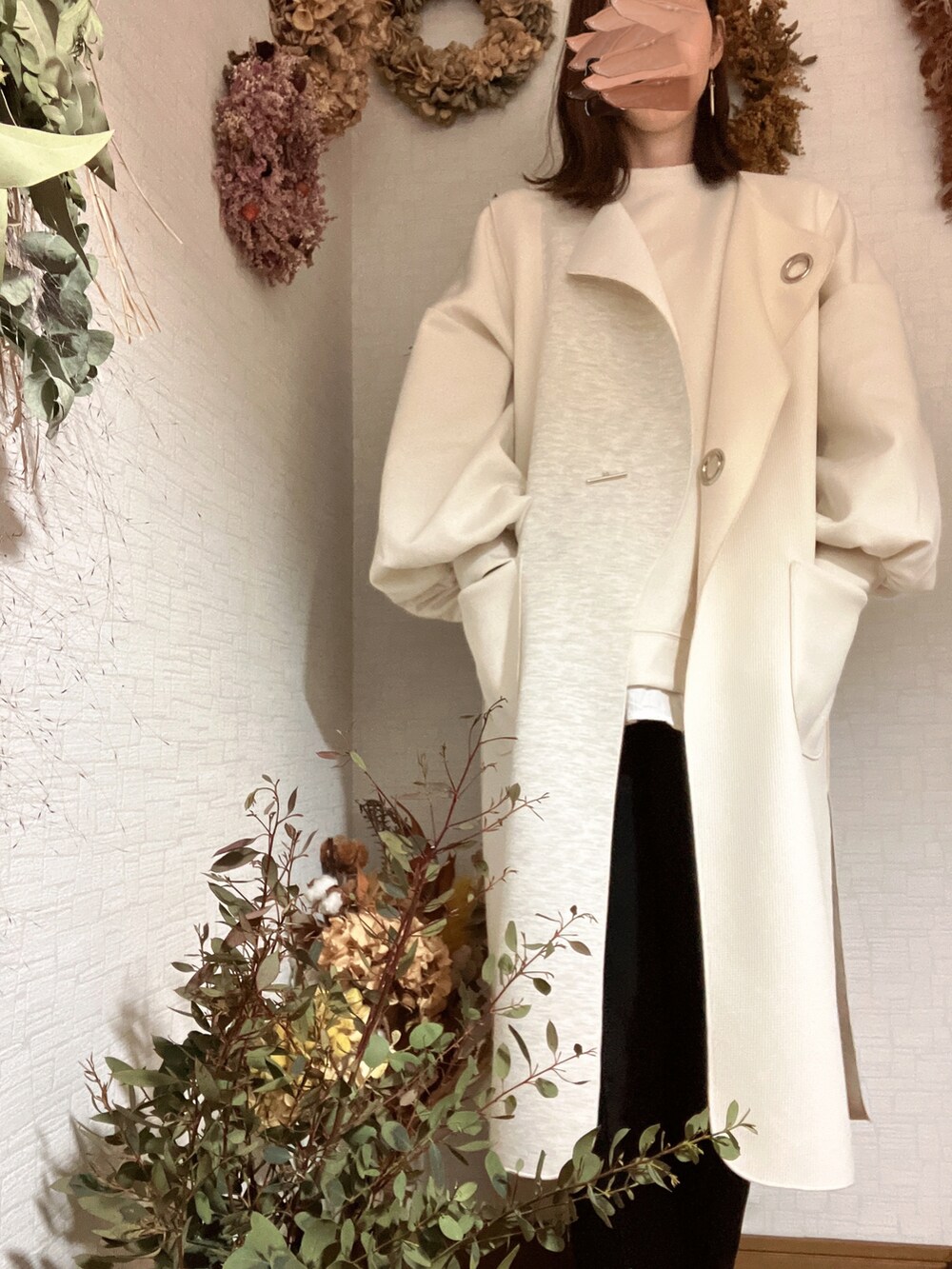 ホワイト系のベストを着用したレディースの冬コーディネートの3枚目の写真