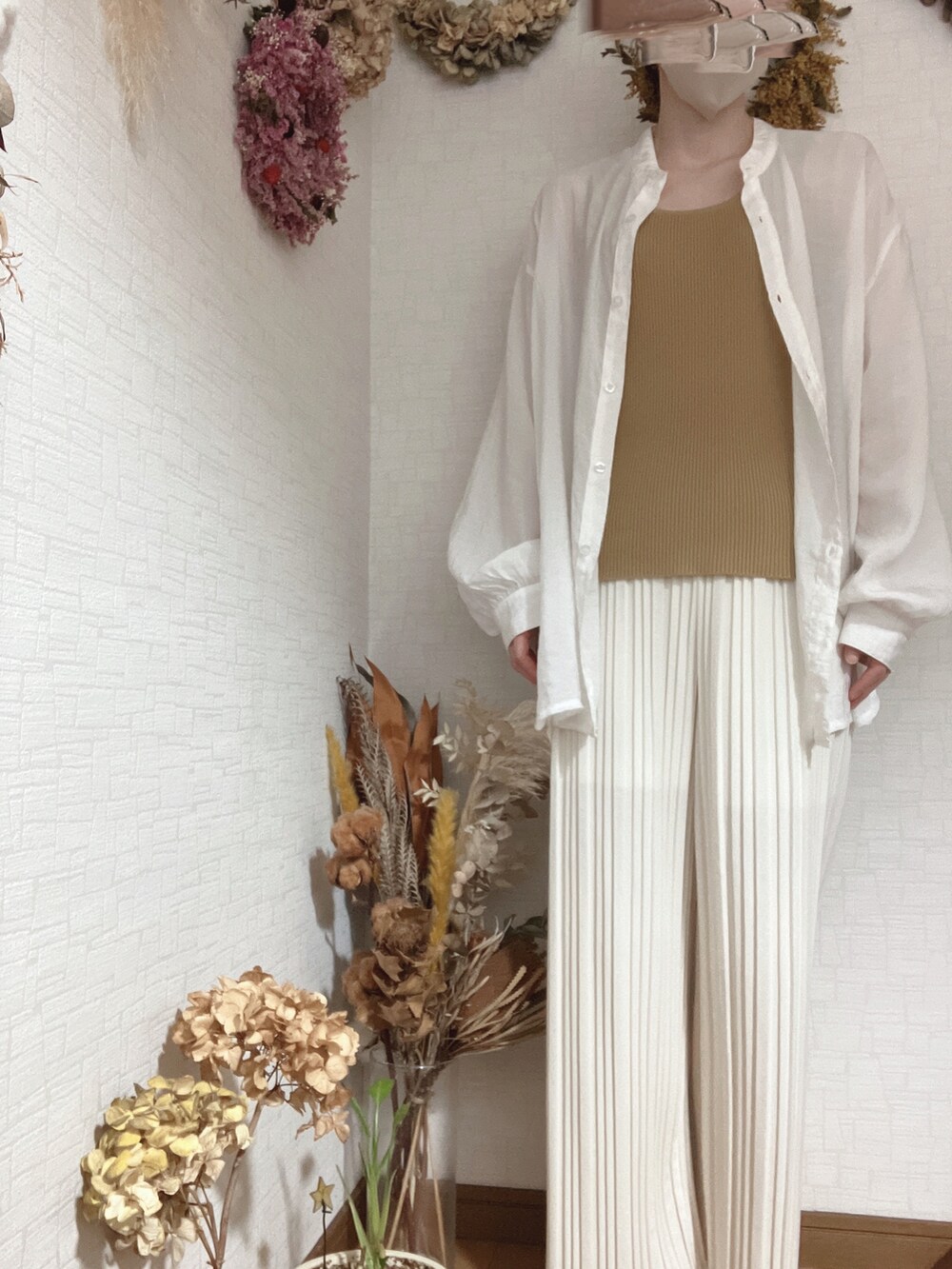 ホワイト系のシャツ/ブラウス、ホワイト系のその他パンツ、イエロー系のタンクトップを着用したレディースの夏コーディネートの2枚目の写真