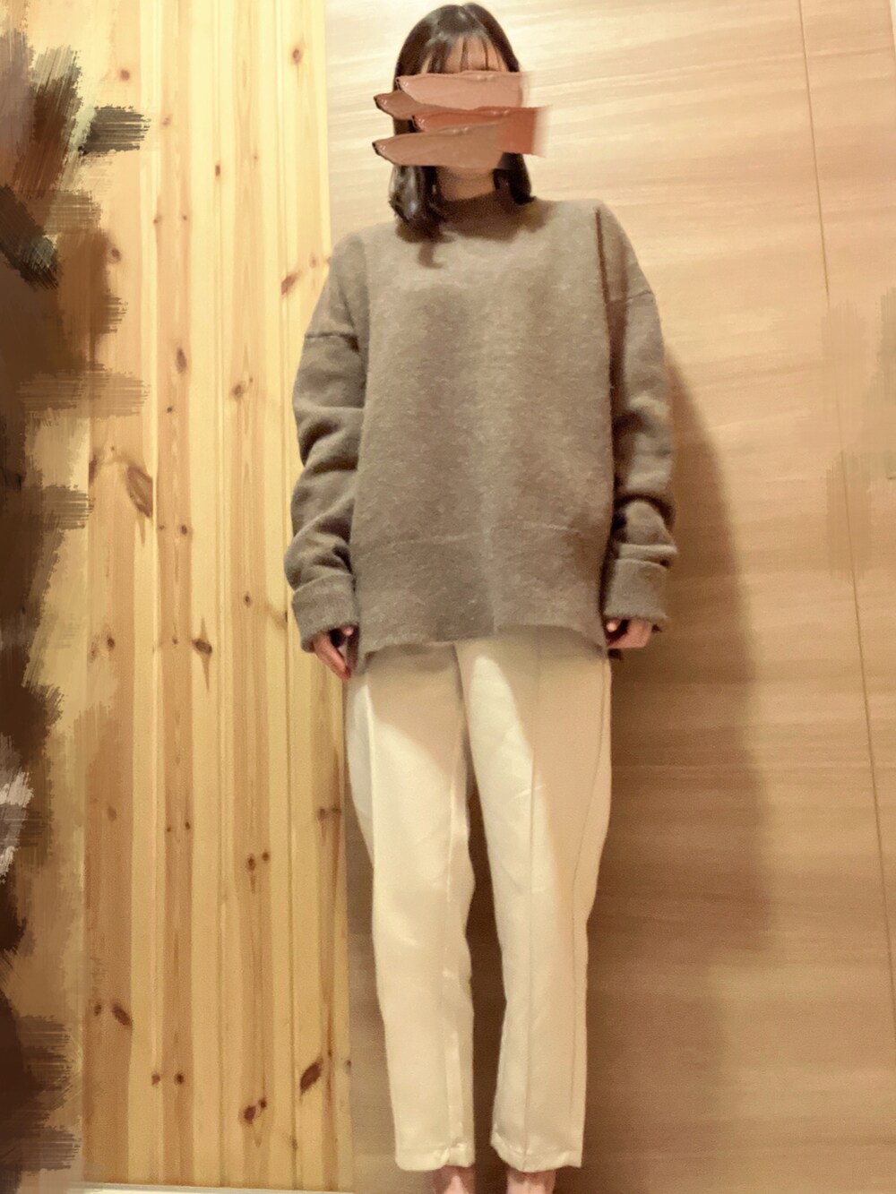 ブラウン系のニット/セーター、ホワイト系のその他パンツ、ホワイト系のカーディガン/ボレロを着用したレディースの冬コーディネートの2枚目の写真