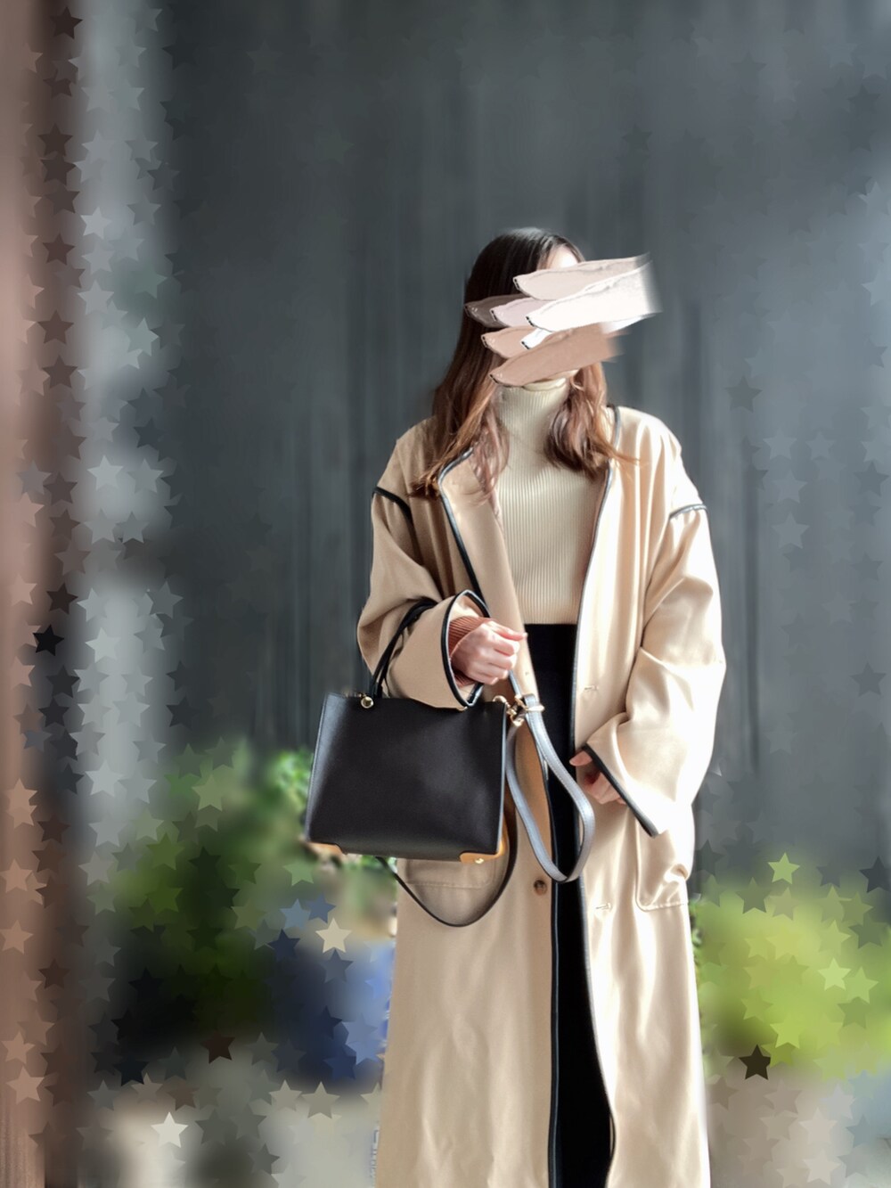 ブラック系のスカート、ベージュ系のTシャツ/カットソー、ホワイト系のニット/セーターを着用したレディースの冬コーディネートの2枚目の写真