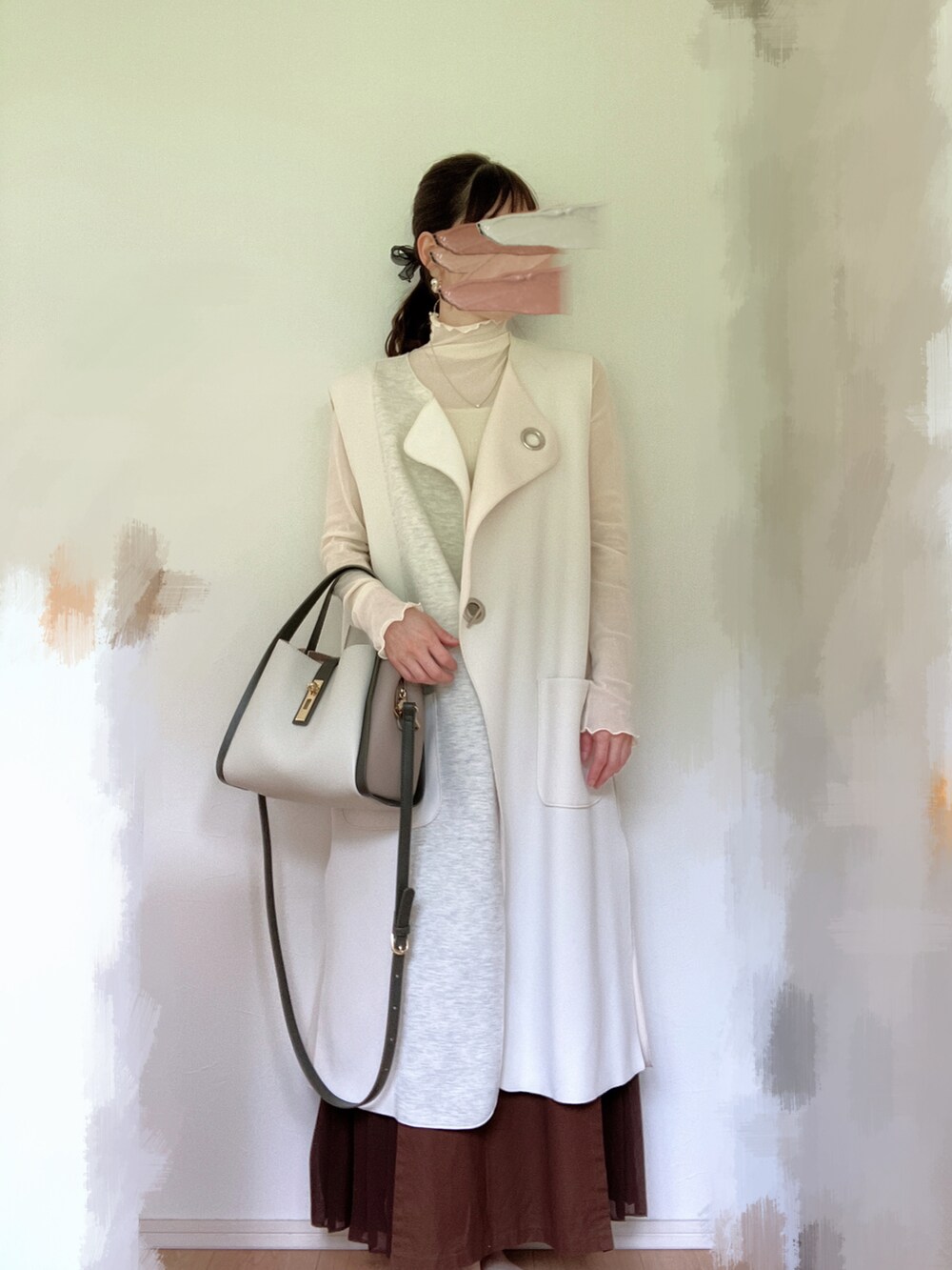 ブラウン系のスカート、ベージュ系のキャミソール、ベージュ系のTシャツ/カットソーを着用したレディースの秋コーディネートの2枚目の写真