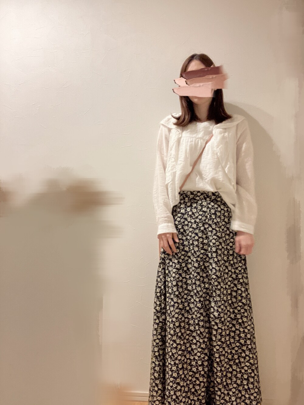 ホワイト系のシャツ/ブラウス、ブラック系のスカート、ブラック系のブルゾンを着用したレディースの夏コーディネートの2枚目の写真