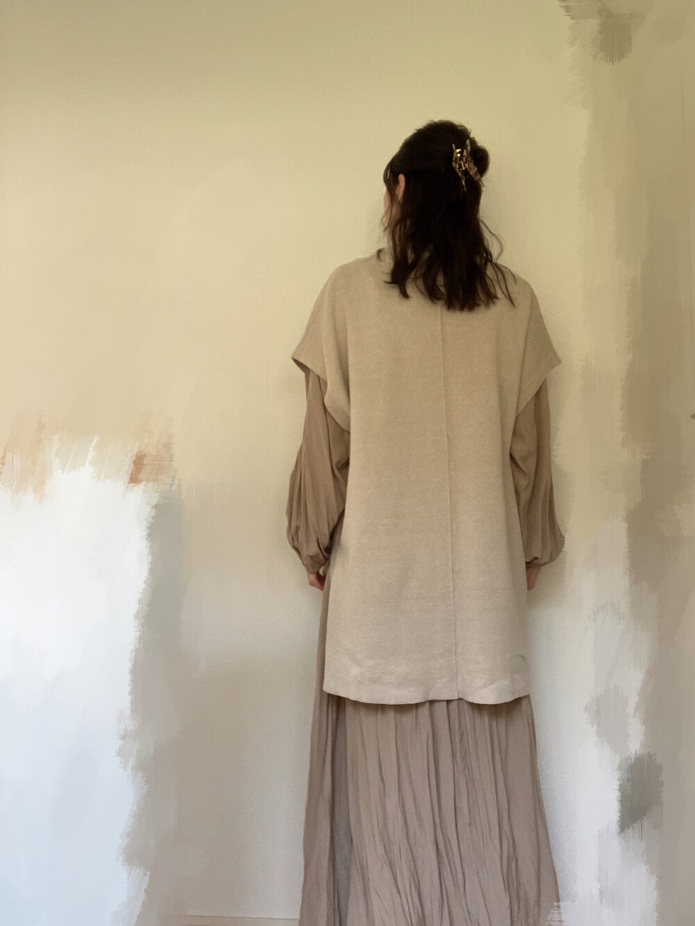 ベージュ系のワンピース、ベージュ系のベストを着用したレディースの秋コーディネートの2枚目の写真