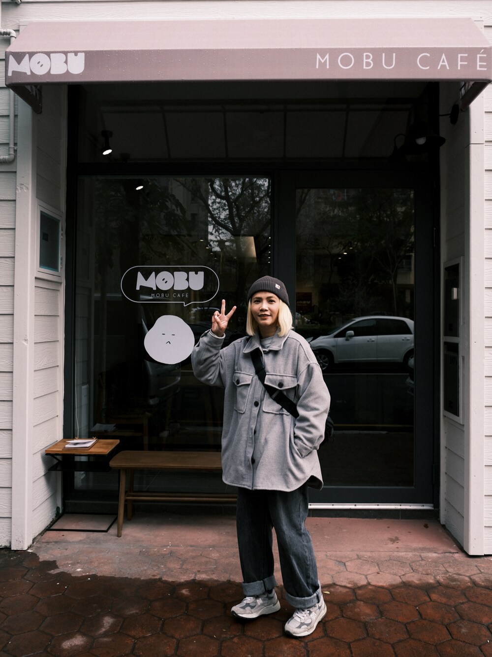 グレー系のシューズ、ブラック系のバッグ、グレー系の帽子を着用したレディースの春コーディネートの2枚目の写真