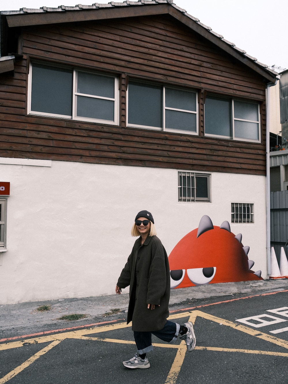 グレー系のシューズ、ブラック系の帽子を着用したレディースの冬コーディネートの2枚目の写真