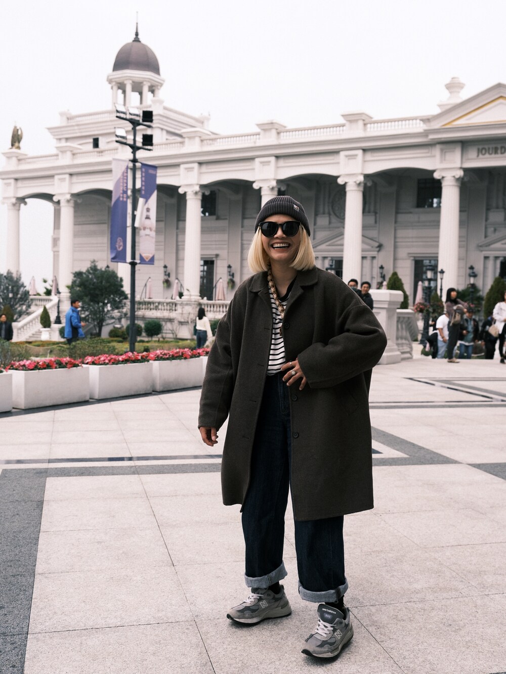 グレー系のシューズ、ブラック系の帽子を着用したレディースの冬コーディネートの5枚目の写真