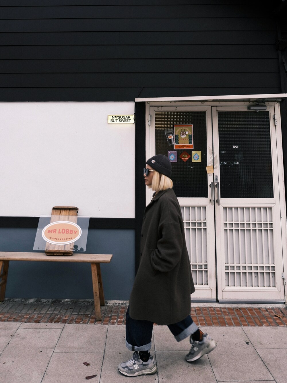 グレー系のシューズ、ブラック系の帽子を着用したレディースの冬コーディネートの4枚目の写真