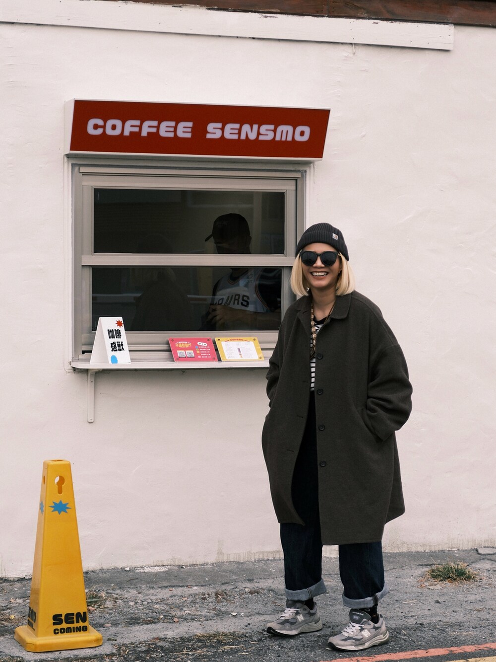 グレー系のシューズ、ブラック系の帽子を着用したレディースの冬コーディネートの3枚目の写真