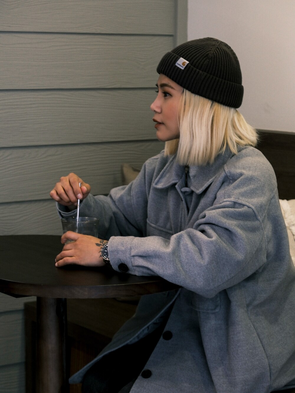 グレー系のシューズ、ブラック系のバッグ、グレー系の帽子を着用したレディースの春コーディネートの3枚目の写真