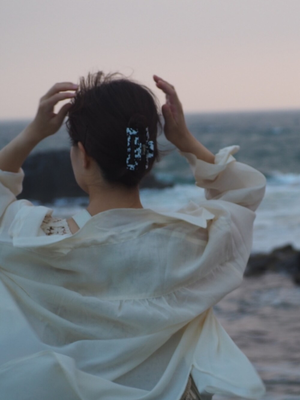 ホワイト系のシャツ/ブラウスを着用したレディースの夏コーディネートの3枚目の写真