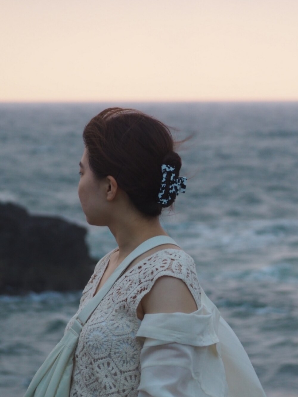 ホワイト系のシャツ/ブラウスを着用したレディースの夏コーディネートの2枚目の写真