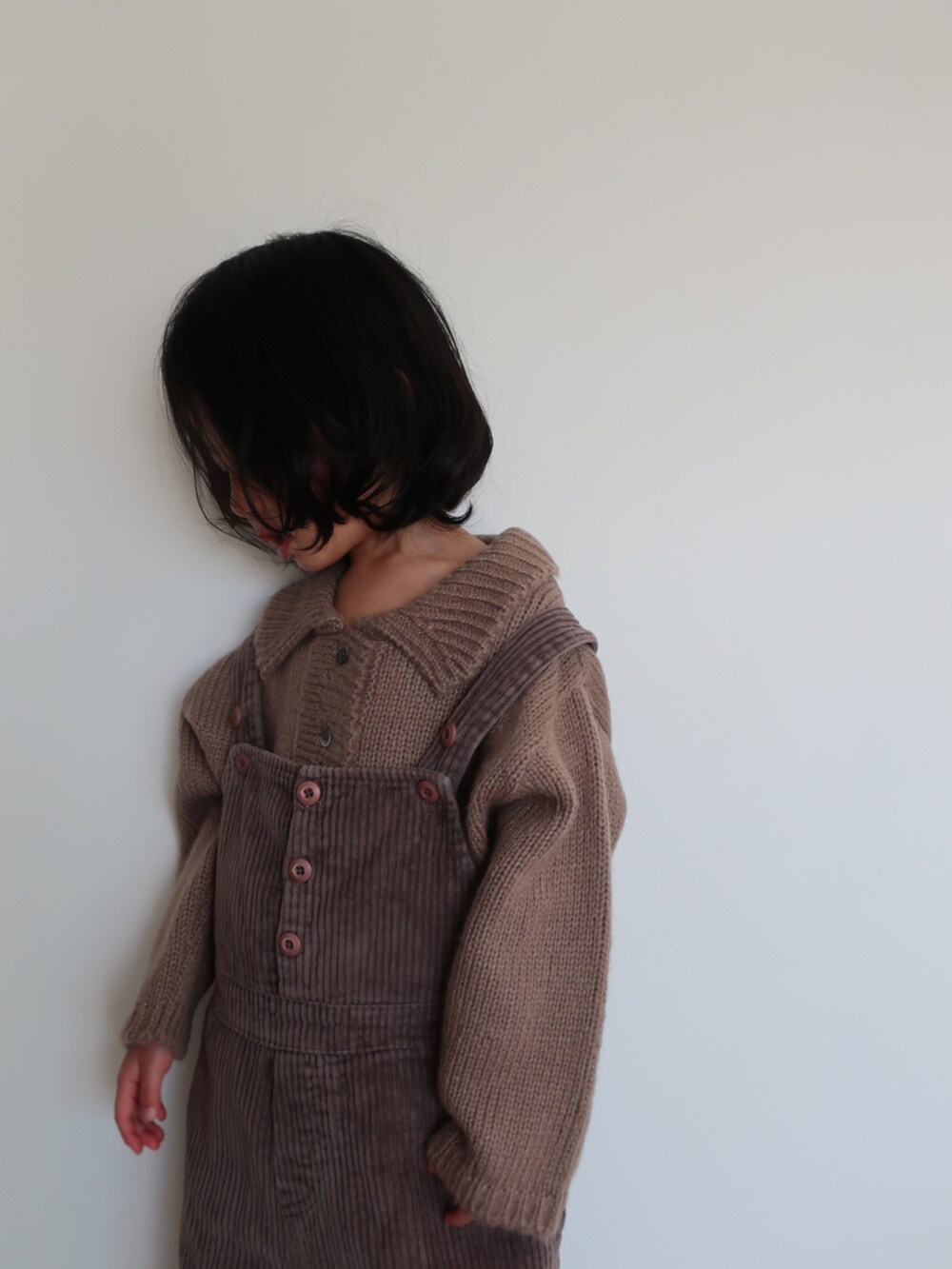 ブラウン系のニット/セーターを着用したキッズの冬コーディネートの5枚目の写真