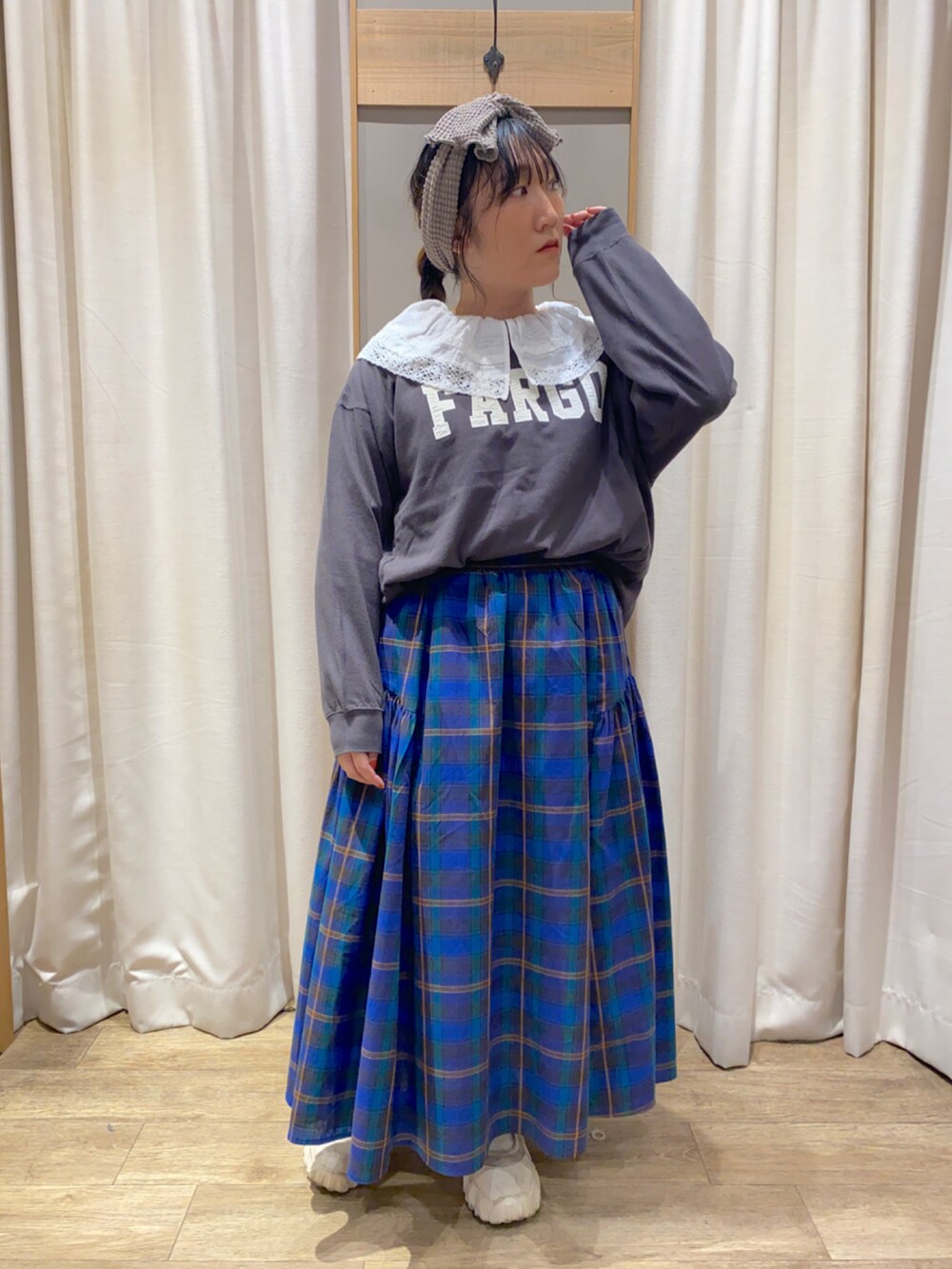 ブルー系のスカート、グレー系のTシャツ/カットソー、ホワイト系のシャツ/ブラウスを着用したレディースの秋コーディネートの2枚目の写真