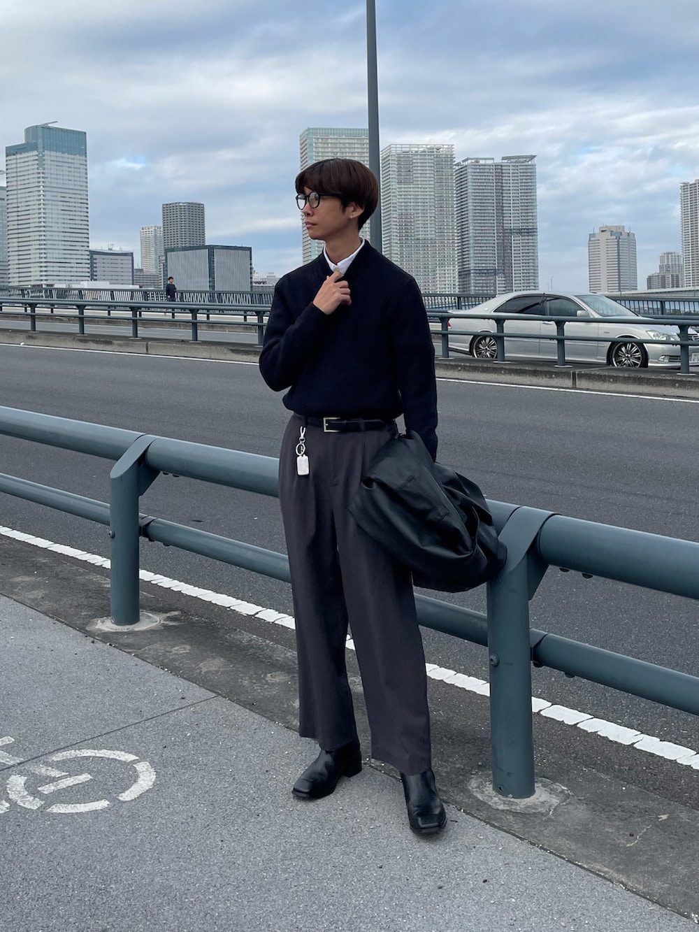 「今日のコーデ、ootd、秋コーデ、冬コーデ、レザー、ブルゾン、ニット、スラックス、ブーツ、タックイン、キーホルダー、カラビナ」｜「WYM LIDNMのFAUX LEATHER MILITARY BLOUSON（ブルゾン、ブラック系）」を使った、oryuryusanさん（メンズ・169cm）の秋コーディネートの3枚目の写真