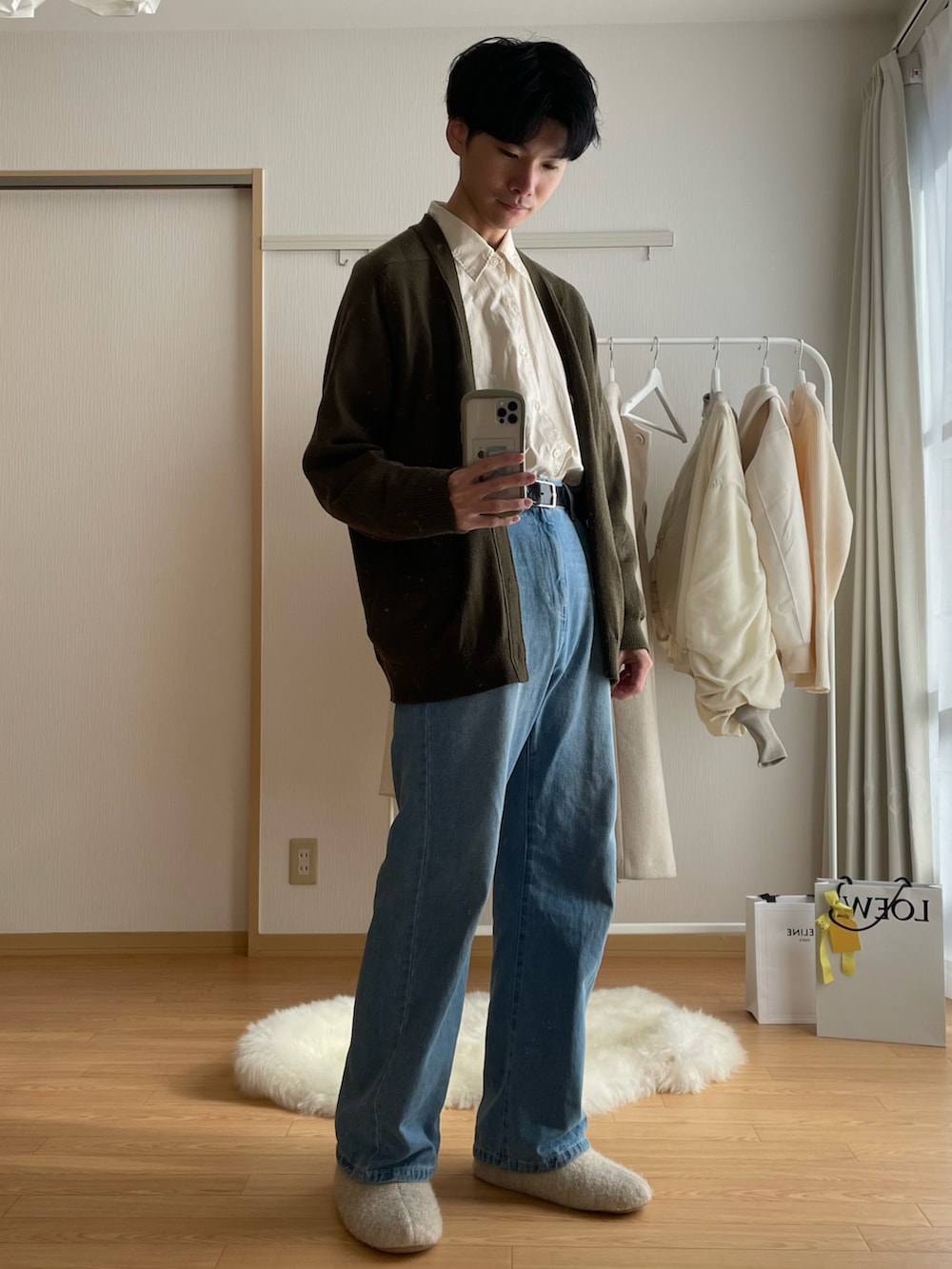 「今日のコーデ、ootd、冬コーデ、春コーデ、カジュアルコーデ、お洒落さんとつながりたい、ダウンジャケット、カーディガン、シャツ、デニム、デニムパンツ、スニーカー、トートバッグ、タックイン」｜「無印良品のアイテム（ダウンジャケット/コート、ベージュ系）」を使った、oryuryusanさん（メンズ・170cm）の冬コーディネートの4枚目の写真