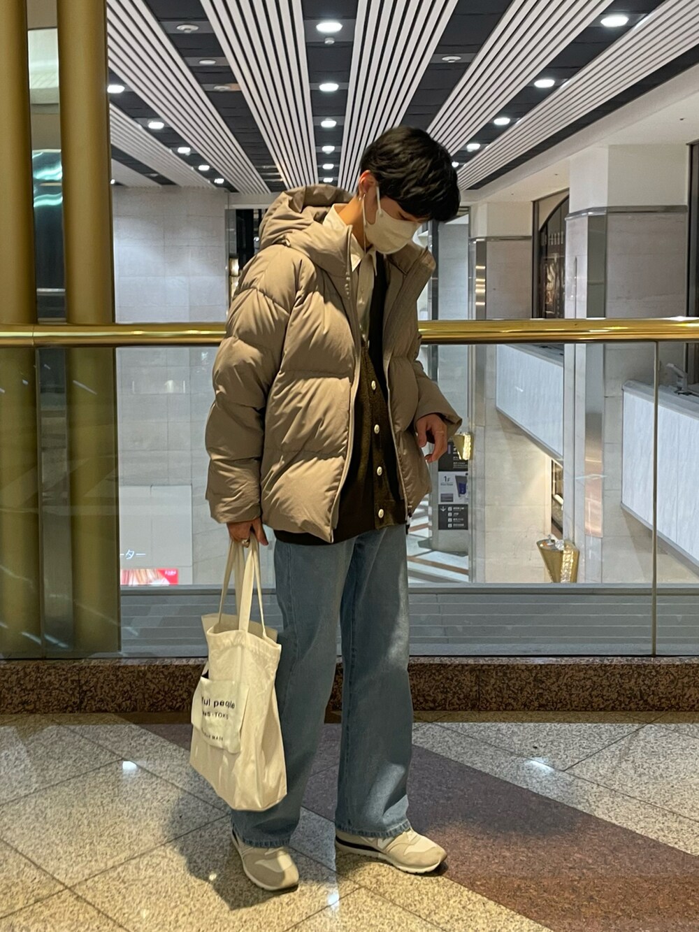 「今日のコーデ、ootd、冬コーデ、春コーデ、カジュアルコーデ、お洒落さんとつながりたい、ダウンジャケット、カーディガン、シャツ、デニム、デニムパンツ、スニーカー、トートバッグ、タックイン」｜「無印良品のアイテム（ダウンジャケット/コート、ベージュ系）」を使った、oryuryusanさん（メンズ・170cm）の冬コーディネートの3枚目の写真