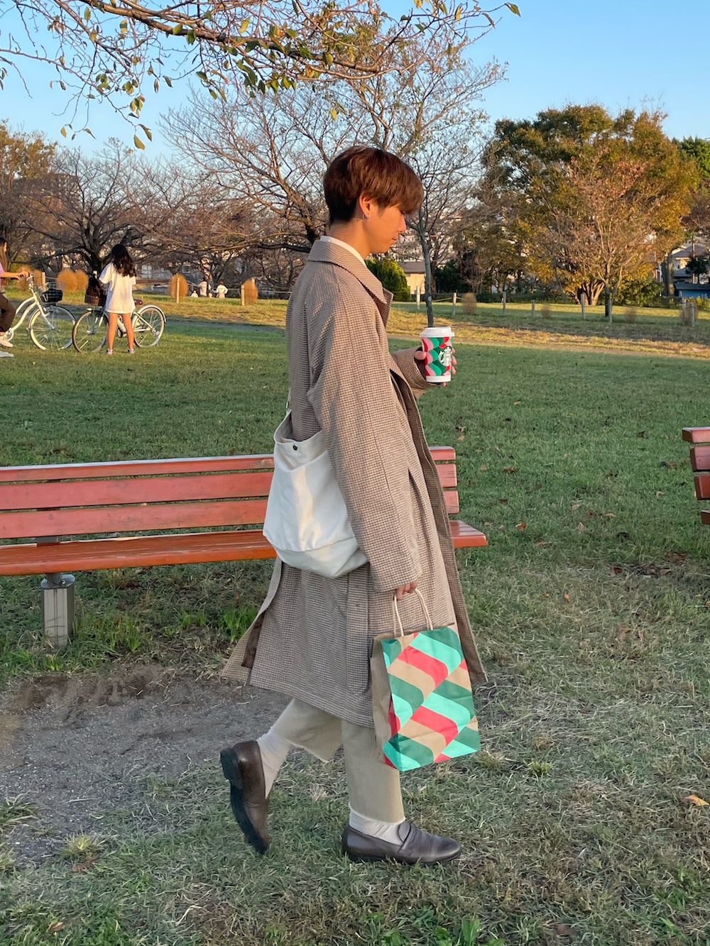 「今日のコーデ、ootd、秋冬コーデ、秋コーデ、淡色コーデ、トレンチコート、シャツ、アンクルパンツ、ローファー、ショルダーバッグ」｜「UNIQLOのアイテム（トレンチコート、ベージュ系）」を使った、oryuryusanさん（メンズ・169cm）の秋コーディネートの2枚目の写真