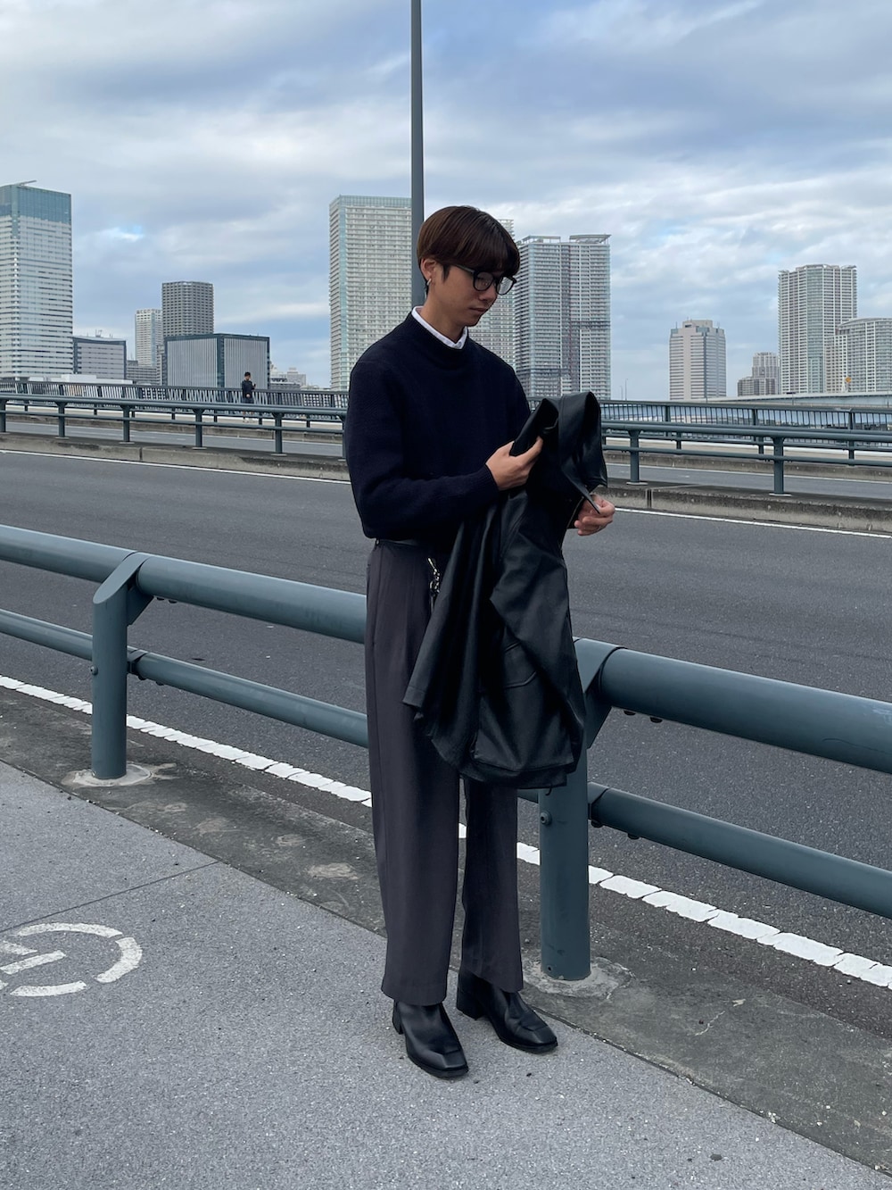 「今日のコーデ、ootd、秋コーデ、冬コーデ、レザー、ブルゾン、ニット、スラックス、ブーツ、タックイン、キーホルダー、カラビナ」｜「WYM LIDNMのFAUX LEATHER MILITARY BLOUSON（ブルゾン、ブラック系）」を使った、oryuryusanさん（メンズ・169cm）の秋コーディネートの2枚目の写真