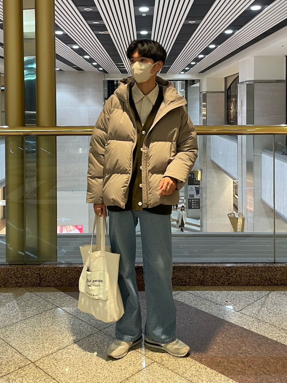 「今日のコーデ、ootd、冬コーデ、春コーデ、カジュアルコーデ、お洒落さんとつながりたい、ダウンジャケット、カーディガン、シャツ、デニム、デニムパンツ、スニーカー、トートバッグ、タックイン」｜「無印良品のアイテム（ダウンジャケット/コート、ベージュ系）」を使った、oryuryusanさん（メンズ・170cm）の冬コーディネートの2枚目の写真
