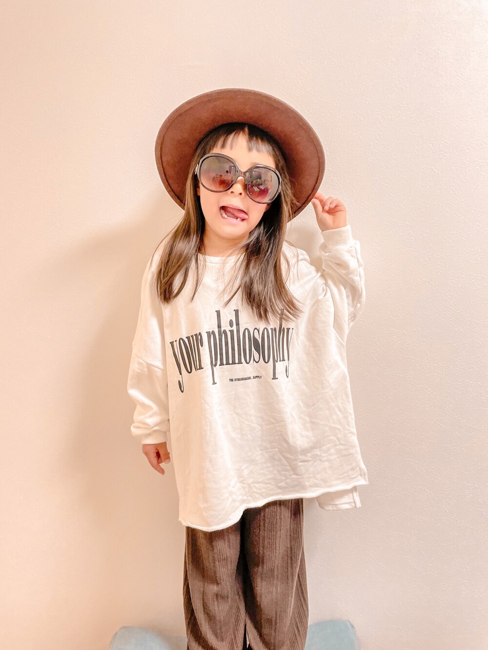 「キッズファッション、おしゃれさんと繋がりたい、おとばなコーデ、秋コーデ、おんなのこ、女の子コーデ、カジュアルコーデ、シンプル」｜「THE OTOGIBANASHI...SUPLLYのアイテム（ハット、ブラウン系）」を使った、🌴yunapi🏄‍♀️さん（キッズ・110cm）の秋コーディネートの2枚目の写真