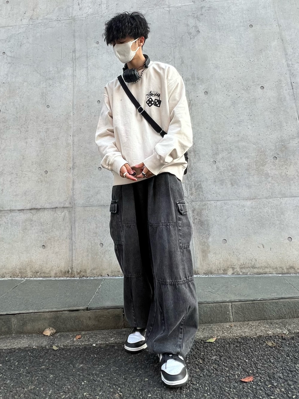 ホワイト系のスウェット、グレー系のカーゴパンツ、ブラック系のスニーカーを着用したメンズの春コーディネートの5枚目の写真