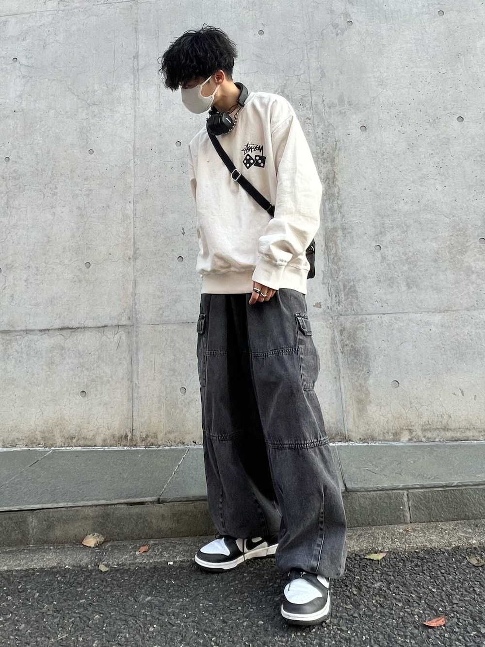 ホワイト系のスウェット、グレー系のカーゴパンツ、ブラック系のスニーカーを着用したメンズの春コーディネートの3枚目の写真