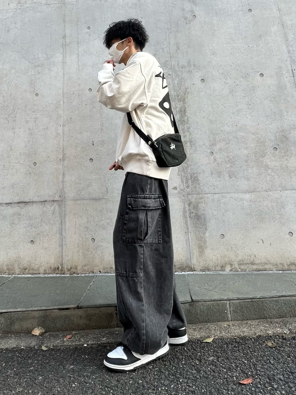 ホワイト系のスウェット、グレー系のカーゴパンツ、ブラック系のスニーカーを着用したメンズの春コーディネートの4枚目の写真