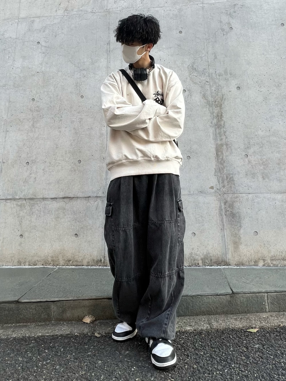 ホワイト系のスウェット、グレー系のカーゴパンツ、ブラック系のスニーカーを着用したメンズの春コーディネートの2枚目の写真