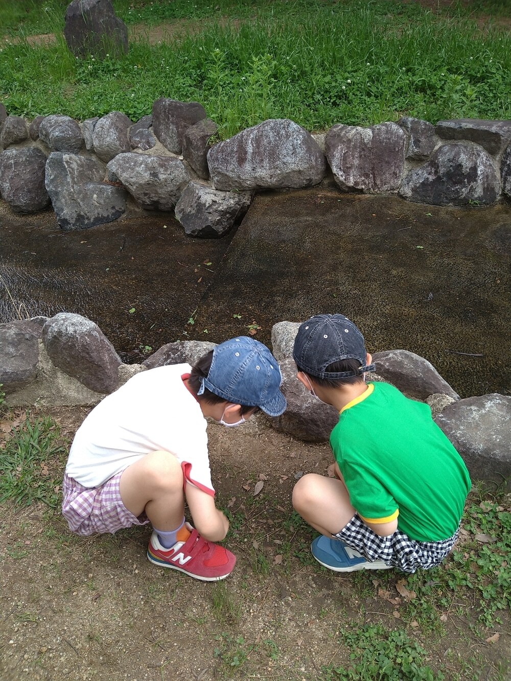 ピンク系のその他パンツ、ホワイト系のTシャツ/カットソー、グリーン系のTシャツ/カットソーを着用したキッズの春コーディネートの2枚目の写真