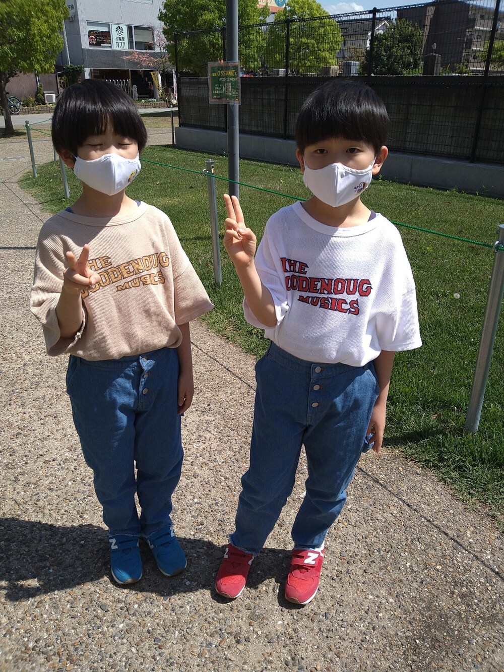 ホワイト系のTシャツ/カットソー、ブルー系のデニムパンツ、レッド系のスニーカーを着用したキッズの春コーディネートの2枚目の写真