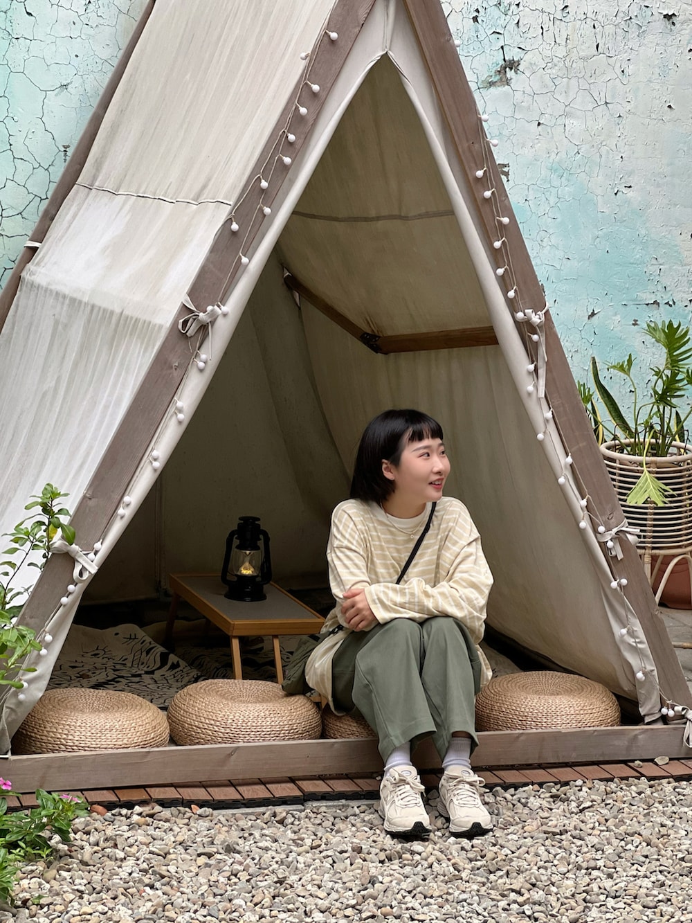 イエロー系のニット/セーター、グレー系のスニーカーを着用したレディースの冬コーディネートの2枚目の写真