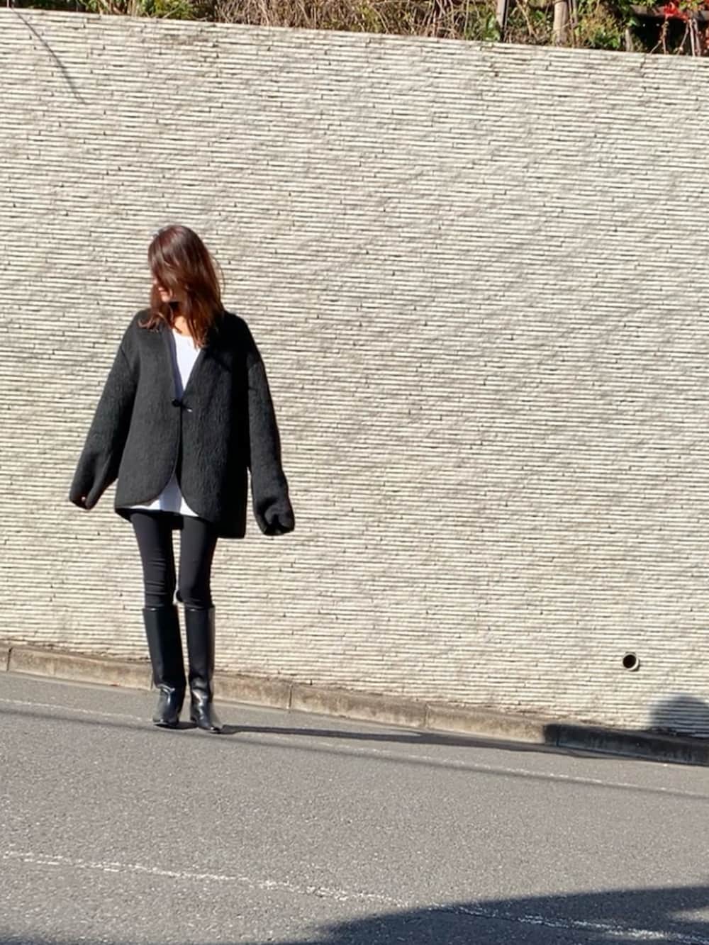 「Sandinista、DAILY STANDARD by SANDINISTA、モノトーンコーデ、ロングブーツ、レギンス、シンプルコーデ、ユニセックス」｜「SandinistaのShaggy Wide Cardigan / シャギーワイドカーディガン（カーディガン/ボレロ、ブラック系）」を使った、mikiさん（レディース・168cm）の冬コーディネートの4枚目の写真