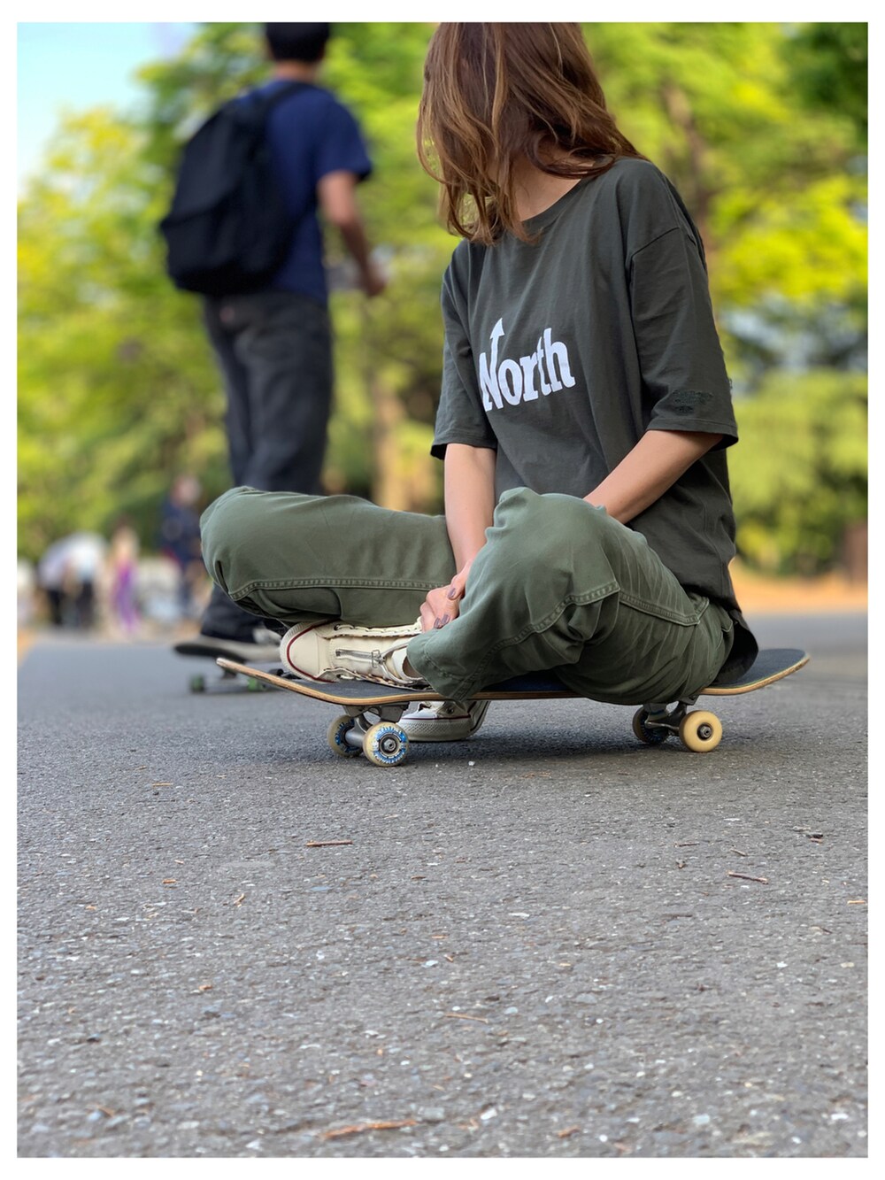 「Sandinista、チノパン、nonnative、Tシャツ、コンバース、シンプルコーデ、ユニセックス」｜「DAILY STANDARD by SANDINISTAのB.C. Chino Baker Pants - Wide / チノベーカーパンツ - ワイド（チノパンツ、グリーン系）」を使った、mikiさん（レディース・168cm）の春コーディネートの3枚目の写真