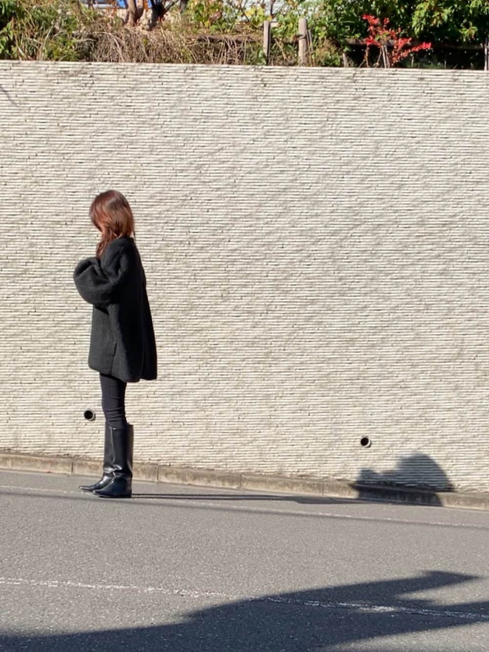 「Sandinista、DAILY STANDARD by SANDINISTA、モノトーンコーデ、ロングブーツ、レギンス、シンプルコーデ、ユニセックス」｜「SandinistaのShaggy Wide Cardigan / シャギーワイドカーディガン（カーディガン/ボレロ、ブラック系）」を使った、mikiさん（レディース・168cm）の冬コーディネートの3枚目の写真