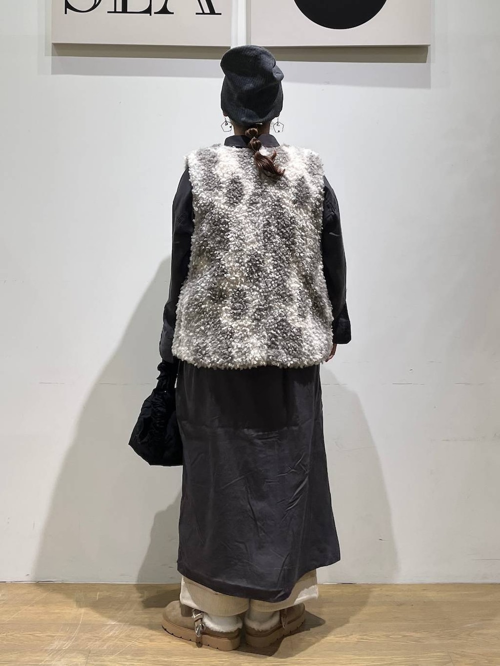 グレー系のシャツワンピース、ホワイト系のその他パンツ、ベージュ系のその他シューズを着用したレディースの秋コーディネートの3枚目の写真