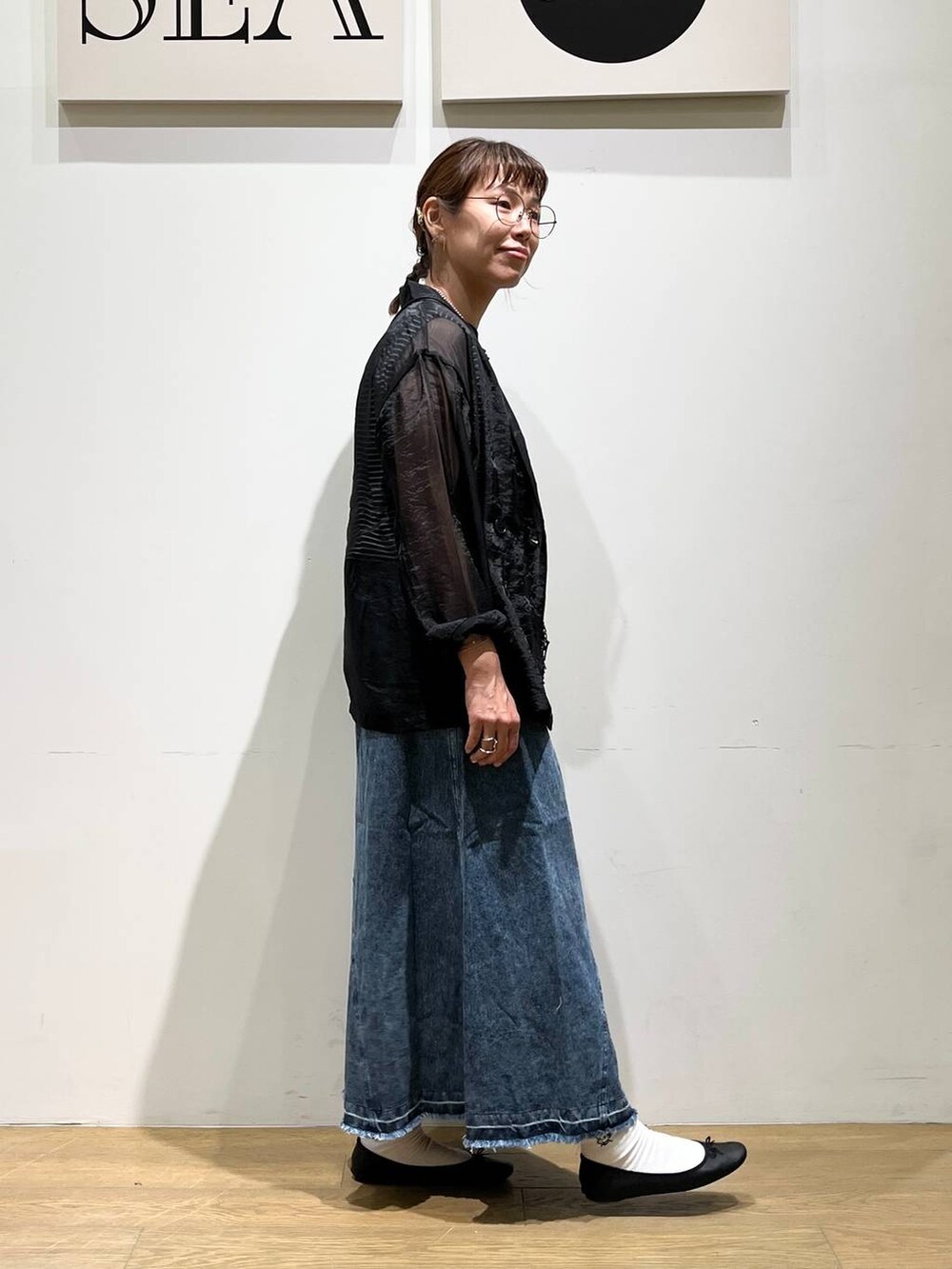 ブラック系のショルダーバッグ、ブラック系のTシャツ/カットソー、ブラック系のテーラードジャケットを着用したレディースの夏コーディネートの4枚目の写真