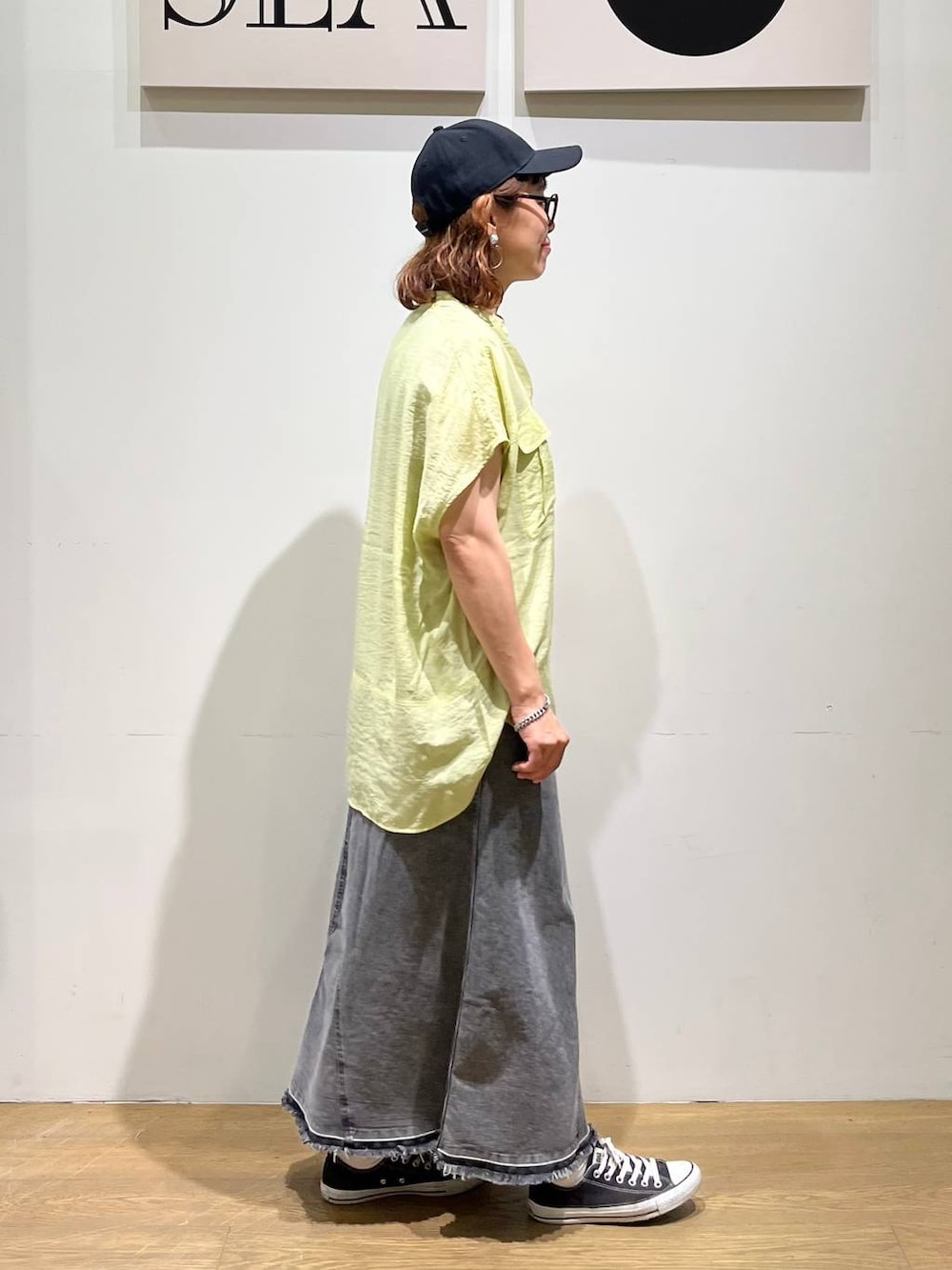 「ナチュラル、ゆったり、ユニセックス、BAYFLOW、カジュアル、カジュアルコーデ、夏コーデ、ママコーデ、シャツ」｜「BAYFLOWのステンレス喜平ブレスレット（ブレスレット、シルバー系）」を使った、mocoさん（レディース・165cm）の夏コーディネートの4枚目の写真