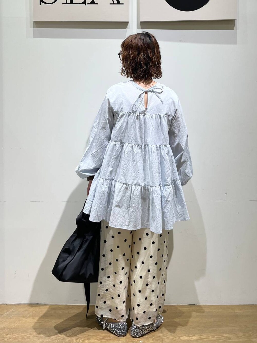 「BAYFLOWJEANS_BAYFLOW、カジュアル、水着、BAYFLOW、ガーリー、ナチュラル、ゆったり、ユニセックス」|「BAYFLOWのフレフィットスパンメリージェーン(バレエシューズ、シルバー系)」を使った、mocoさん(レディース・165cm)の春コーディネートの2枚目の写真