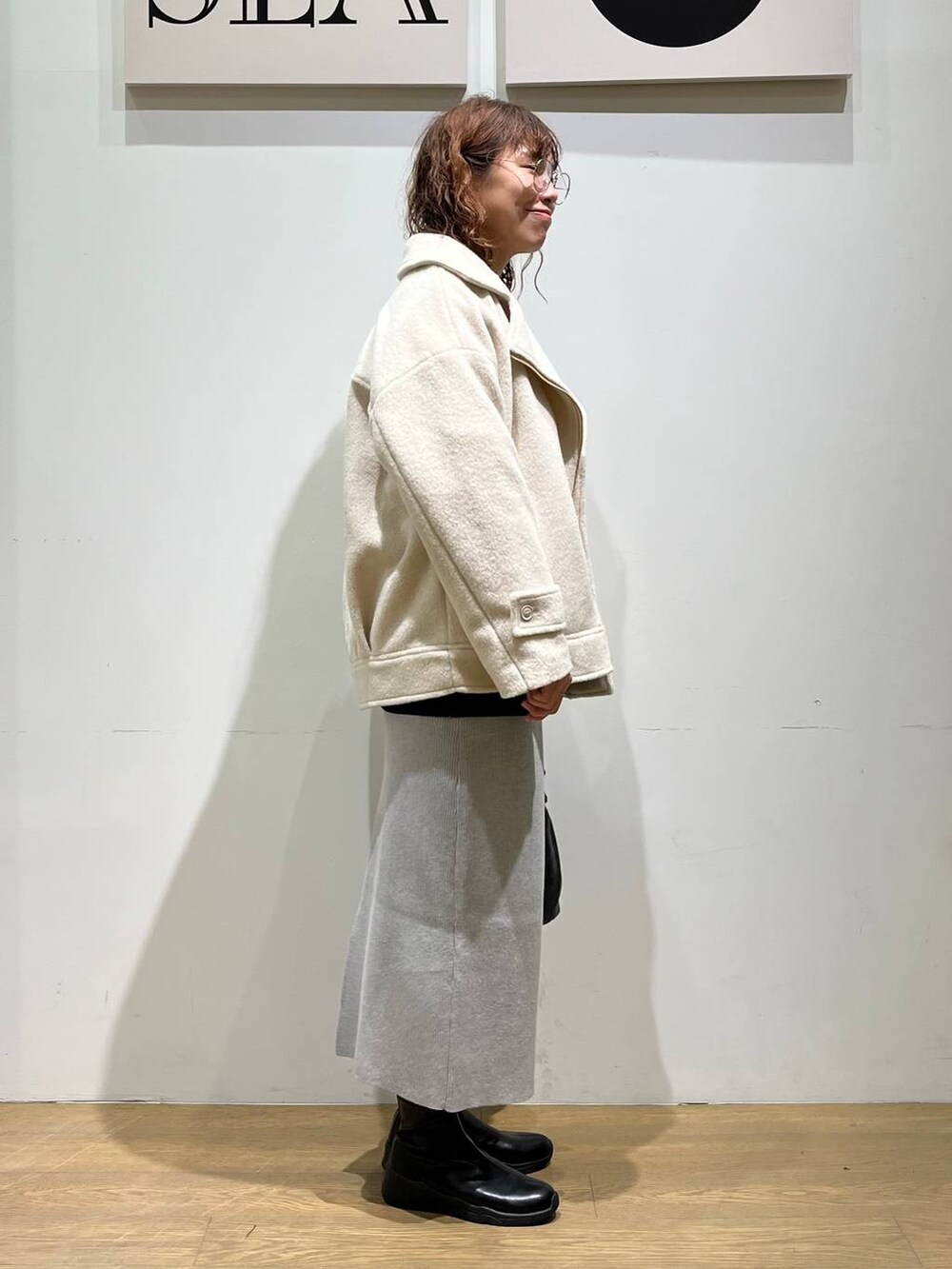 「ナチュラル、ゆったり、ユニセックス、BAYFLOW、カジュアル、秋コーデ、冬コーデ」｜「BAYFLOWの[肌触りの良いコットンウール素材]ニットリブタイトスカート（スカート、グレー系）」を使った、mocoさん（レディース・165cm）の秋コーディネートの4枚目の写真