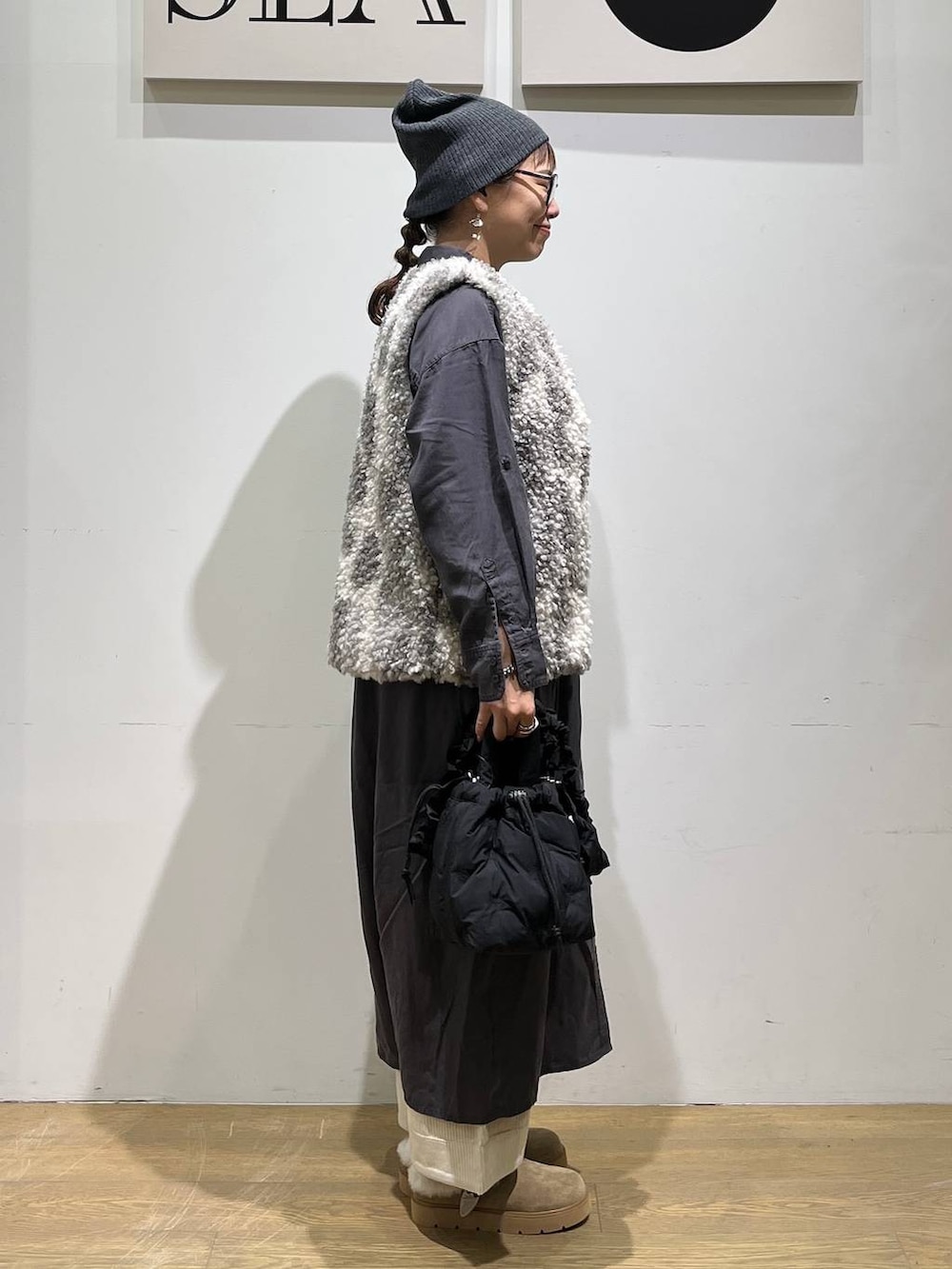 グレー系のシャツワンピース、ホワイト系のその他パンツ、ベージュ系のその他シューズを着用したレディースの秋コーディネートの4枚目の写真
