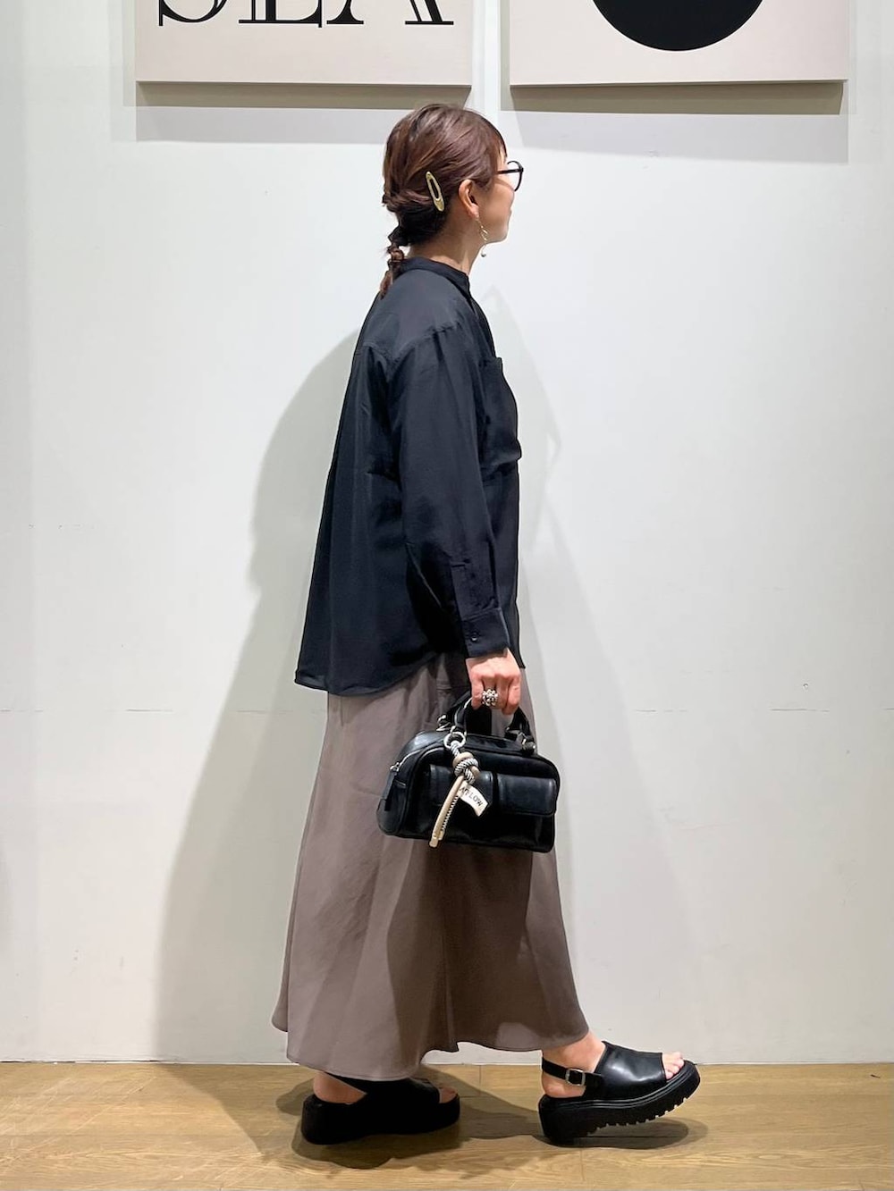 「ナチュラル、ゆったり、ユニセックス、BAYFLOW、カジュアル、カジュアルコーデ、夏コーデ、ママコーデ、秋コーデ」｜「BAYFLOWのラスターバイアスナロースカート（スカート、ブラウン系）」を使った、mocoさん（レディース・165cm）の夏コーディネートの4枚目の写真