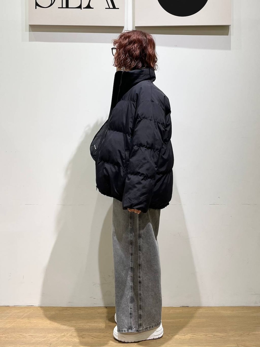 ホワイト系のスニーカー、グレー系のスウェット、ブラック系のショルダーバッグを着用したレディースの冬コーディネートの4枚目の写真
